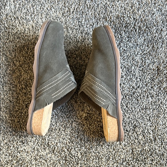 Clarks Green Mules with Suede Finish - Picture 3 of 5